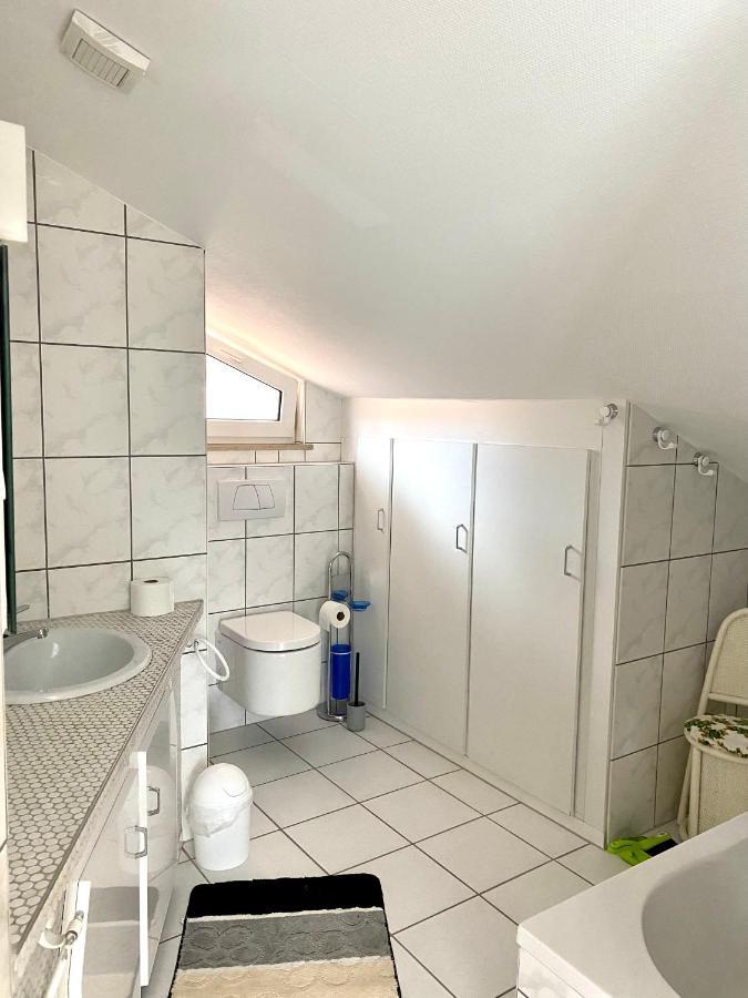 Moeblierte 3 Zimmer Apartment - Mit Smart Tv, Wlan Und Kostenfreie Parkplaetze Schloß Holte-Stukenbrock Esterno foto